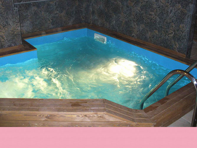 Lampu sorot kolam renang